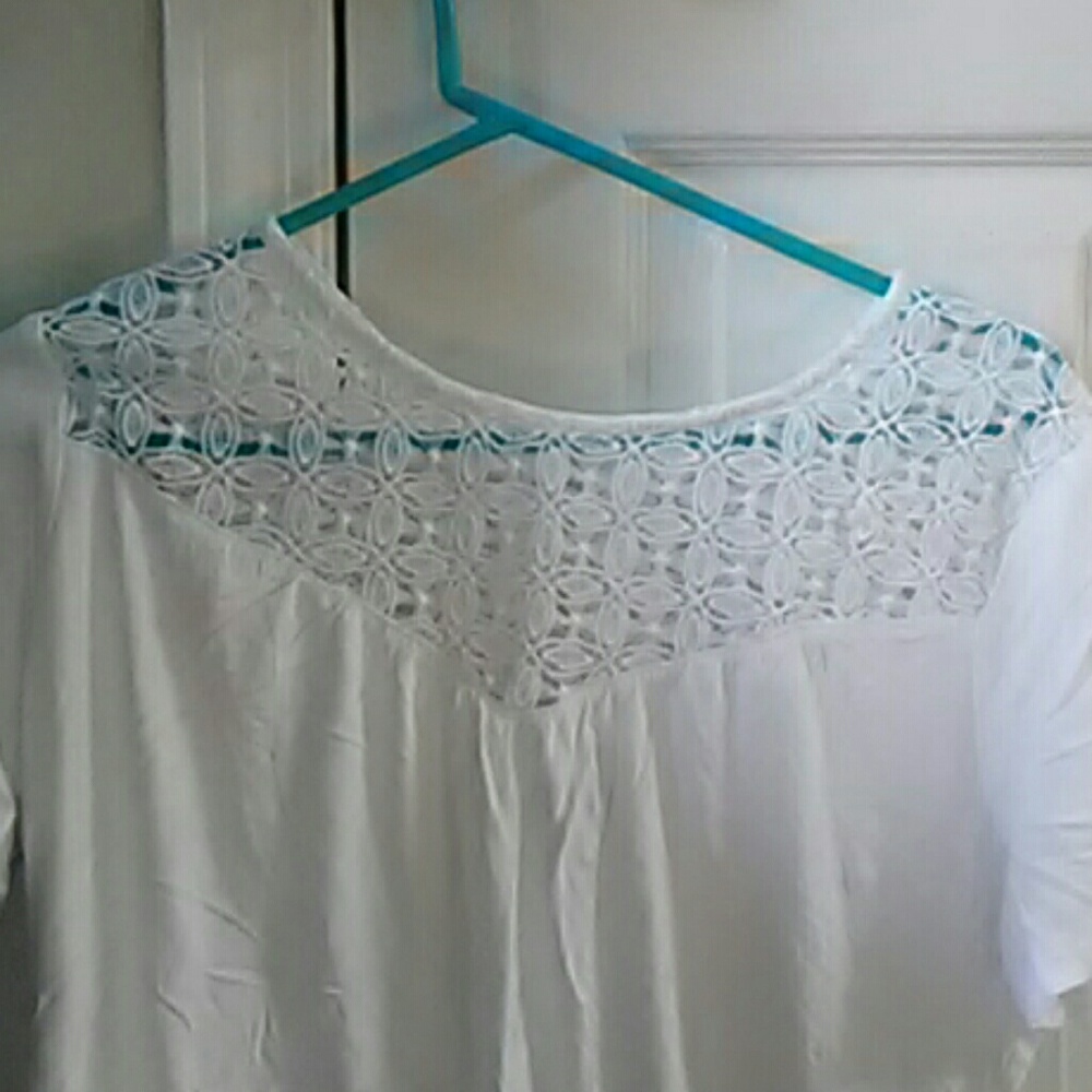 White tee - Picture 2 of 3